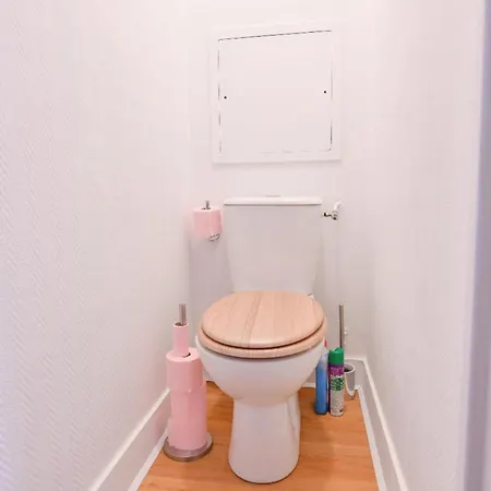 Bright With Balcony At Buttes Chaumont