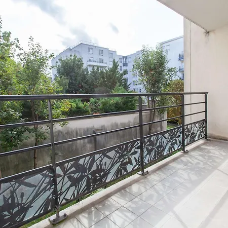 Bright With Balcony At Buttes Chaumont