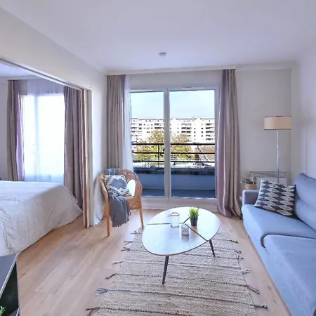 Apartment Bright With Balcony At Buttes Chaumont