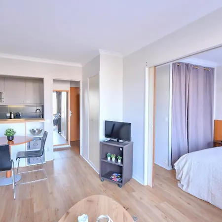 Bright With Balcony At Buttes Chaumont Apartment Paris