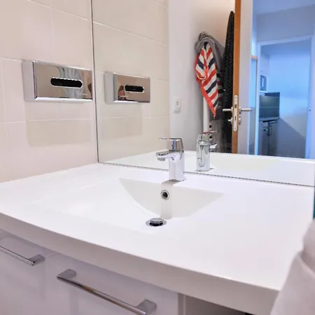 Bright With Balcony At Buttes Chaumont פריז