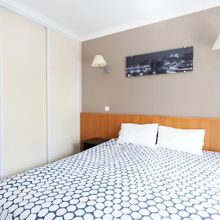 Bright With Balcony At Buttes Chaumont דירה