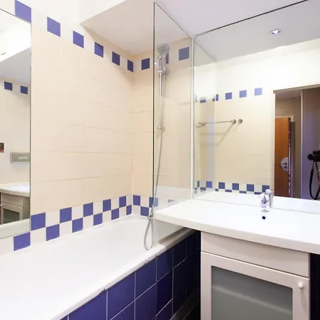 Bright With Balcony At Buttes Chaumont