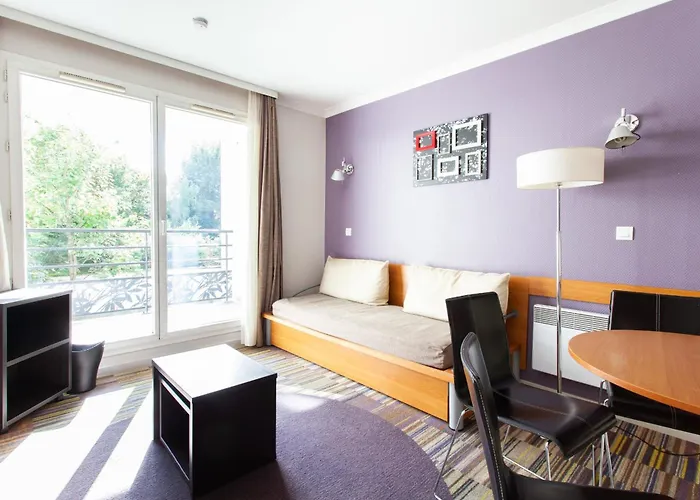 Bright With Balcony At Buttes Chaumont דירה